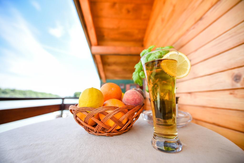 San Art Floating Hostel & Apartments Βελιγράδι Εξωτερικό φωτογραφία
