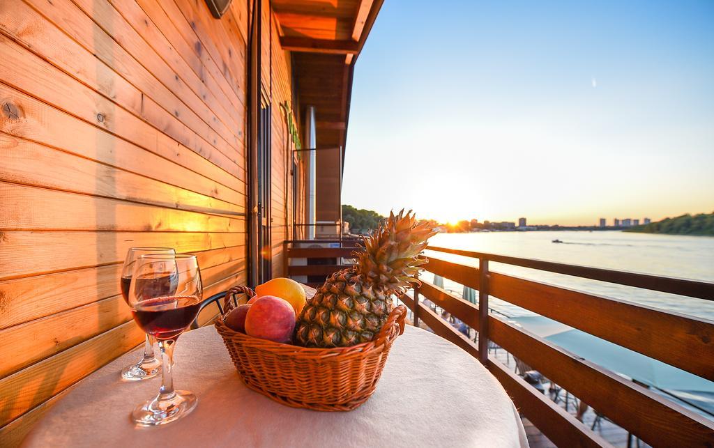 San Art Floating Hostel & Apartments Βελιγράδι Εξωτερικό φωτογραφία