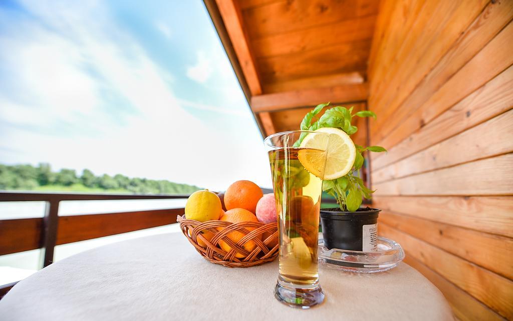 San Art Floating Hostel & Apartments Βελιγράδι Εξωτερικό φωτογραφία