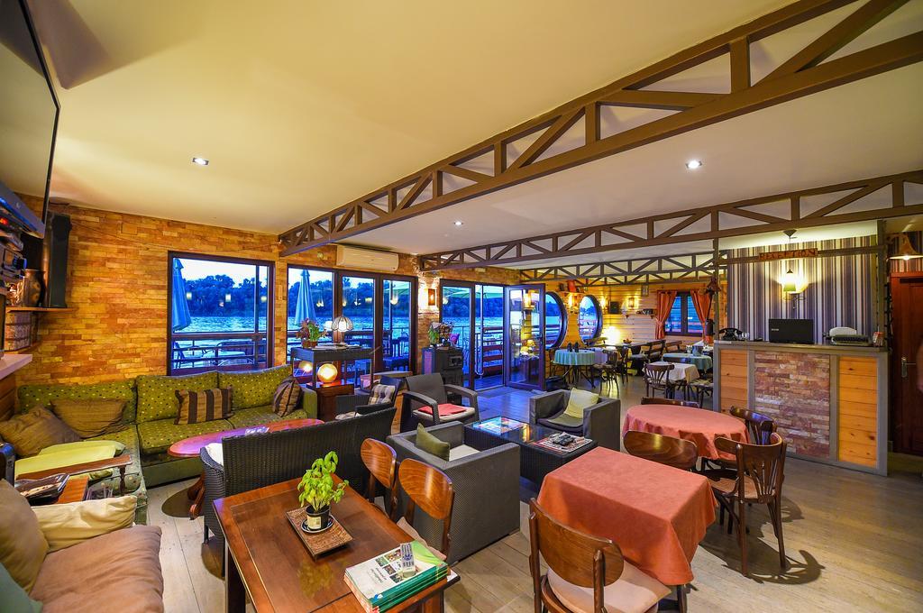 San Art Floating Hostel & Apartments Βελιγράδι Εξωτερικό φωτογραφία