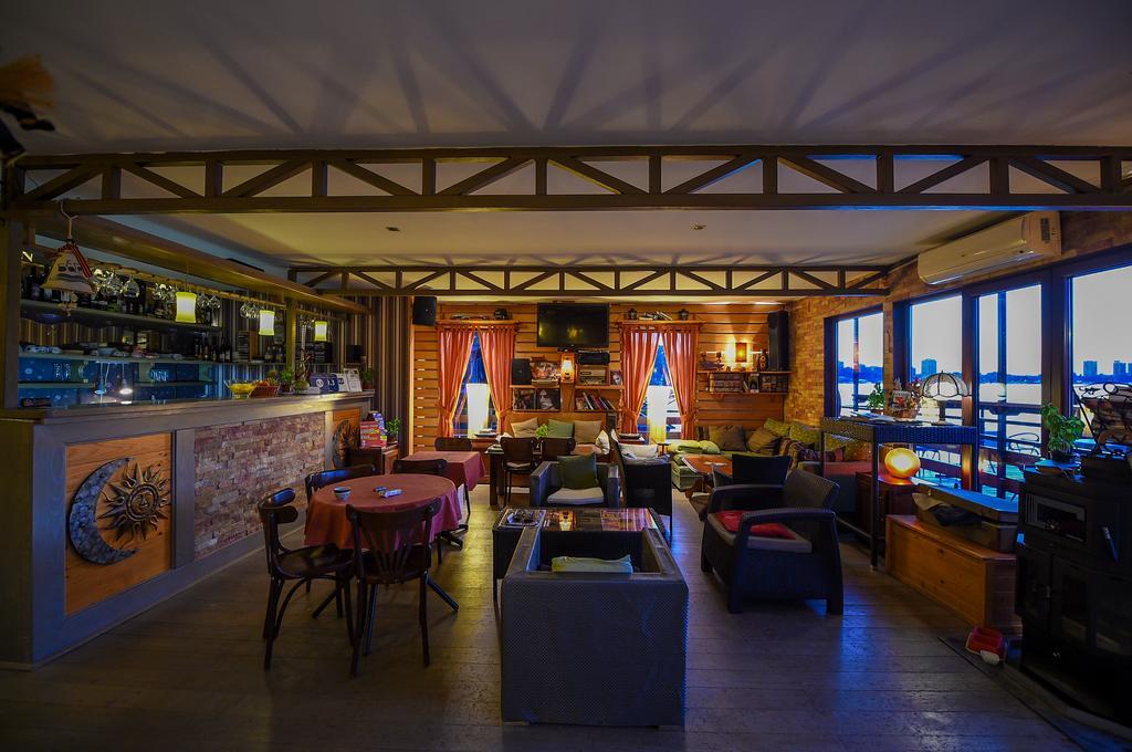 San Art Floating Hostel & Apartments Βελιγράδι Εξωτερικό φωτογραφία