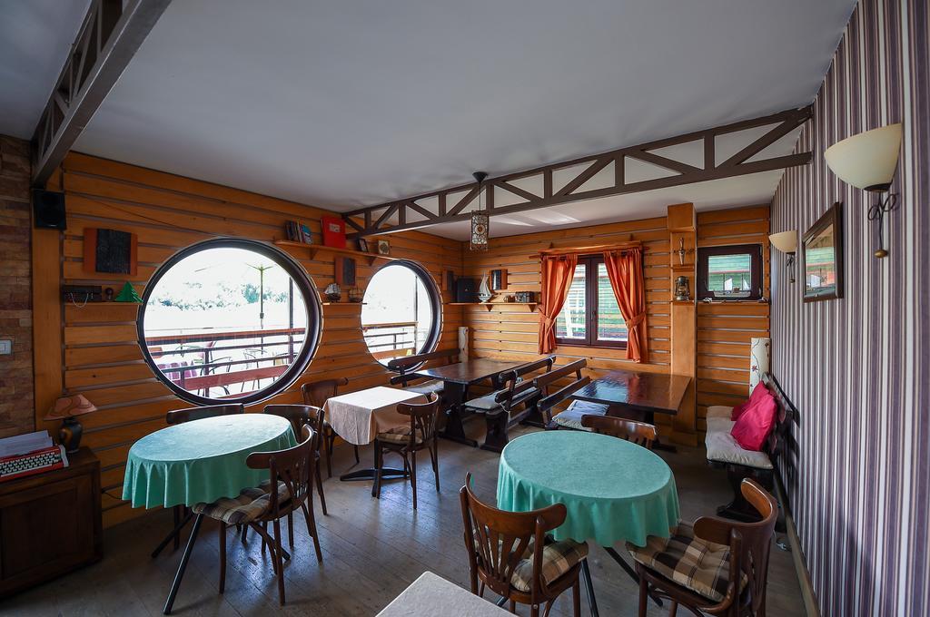 San Art Floating Hostel & Apartments Βελιγράδι Εξωτερικό φωτογραφία